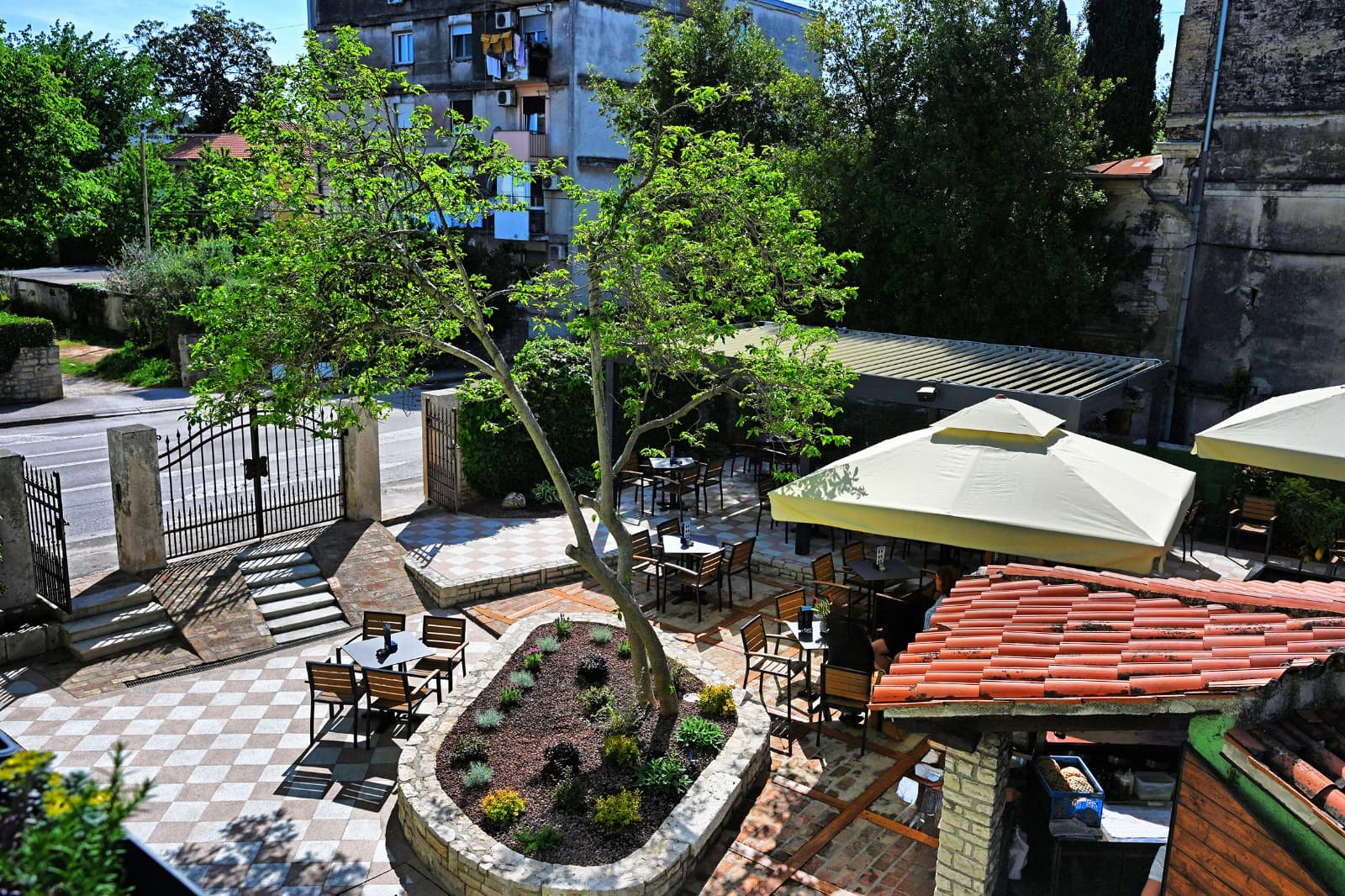 Podroom courtyard.