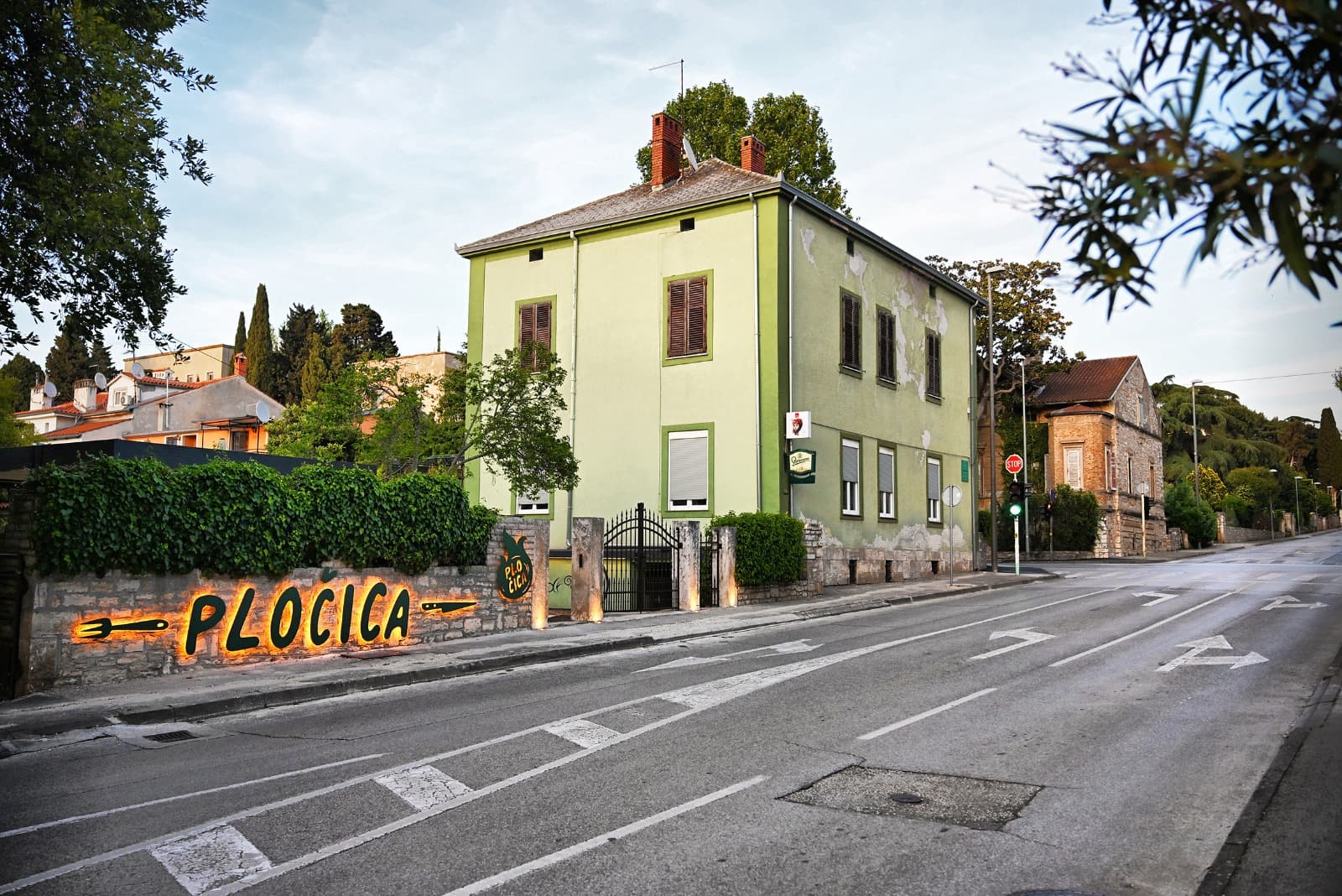 Pločica u Podroomu — exterior.